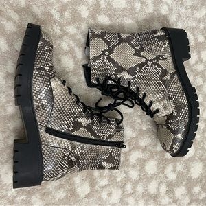 Chelsea & Violet Boots Size 8 Snake Print